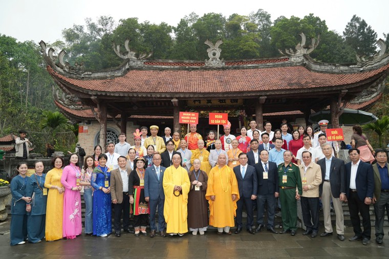 Trao học bổng Hùng Vương - món quà yêu thương cho học sinh nghèo đất Tổ ảnh 13