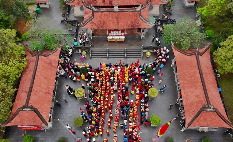 Trao học bổng Hùng Vương - món quà yêu thương cho học sinh nghèo đất Tổ ảnh 12