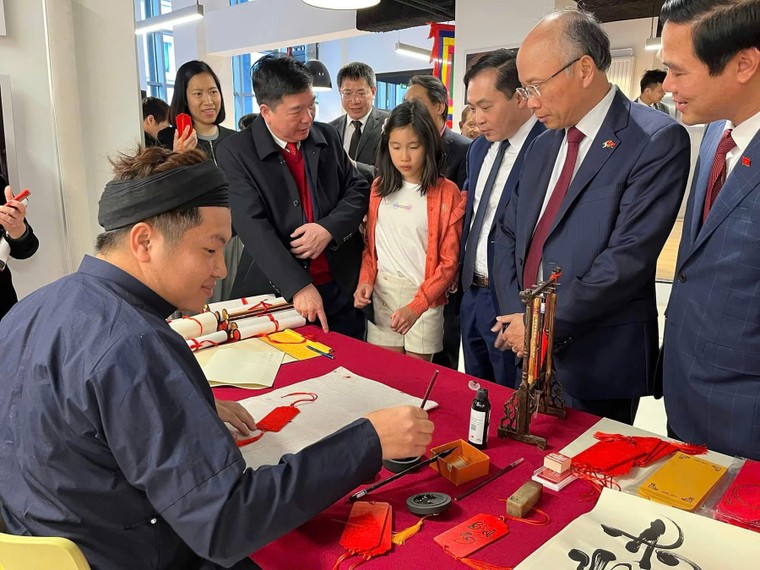 Tinh hoa văn hóa Kinh Bắc tỏa sáng giữa lòng Paris ảnh 4