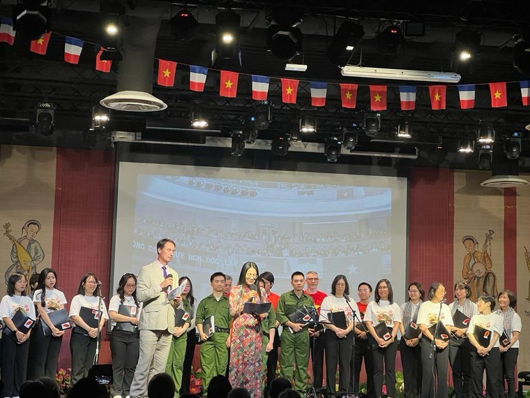 Cộng đồng người Việt tại Pháp kỷ niệm 50 năm Ngày Thống nhất đất nước: Ký ức bất diệt, niềm tin vươn tới tương lai ảnh 4