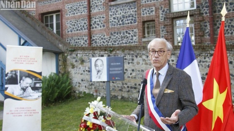 Tưởng nhớ Chủ tịch Hồ Chí Minh: Hai lễ kỷ niệm trang trọng tại Pháp nhân kỉ niệm 135 năm Ngày sinh của Người ảnh 1