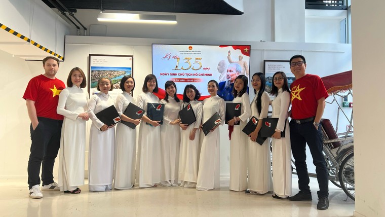 Tưởng nhớ Chủ tịch Hồ Chí Minh: Hai lễ kỷ niệm trang trọng tại Pháp nhân kỉ niệm 135 năm Ngày sinh của Người ảnh 4