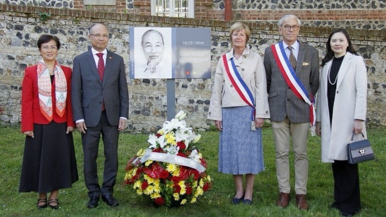 Tưởng nhớ Chủ tịch Hồ Chí Minh: Hai lễ kỷ niệm trang trọng tại Pháp nhân kỉ niệm 135 năm Ngày sinh của Người ảnh 2