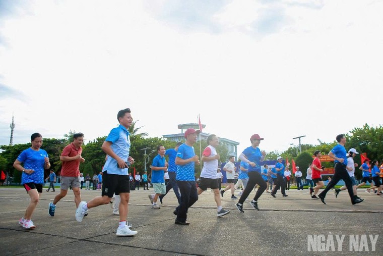 Hành trình của 100 nhà báo đến với Trường Sa ảnh 16