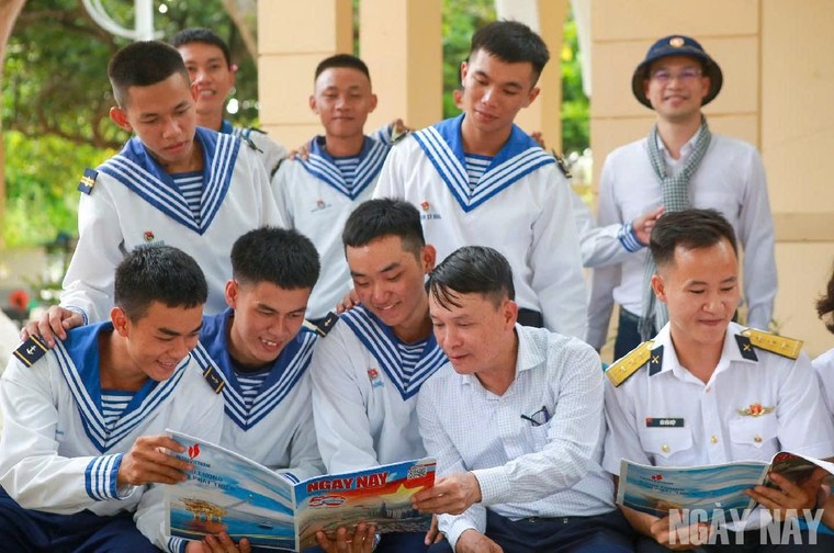 Hành trình của 100 nhà báo đến với Trường Sa ảnh 12