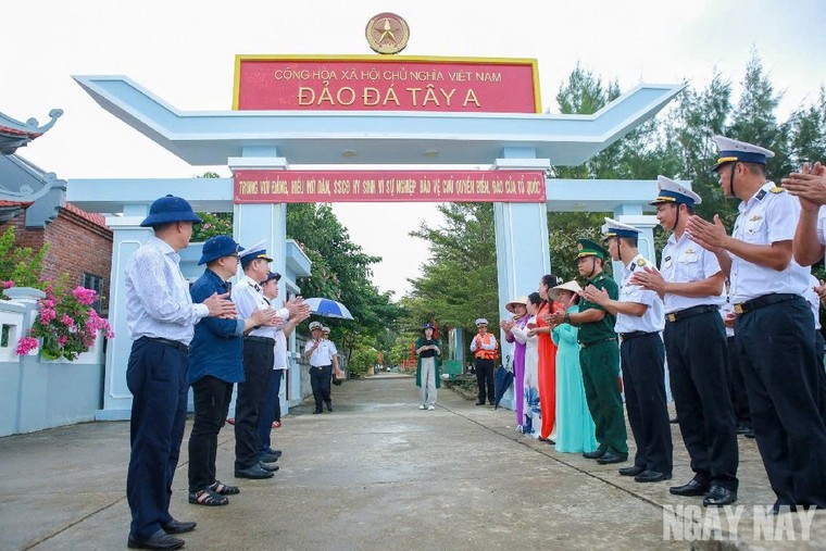 Hành trình của 100 nhà báo đến với Trường Sa ảnh 6