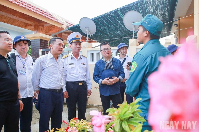 Hành trình của 100 nhà báo đến với Trường Sa ảnh 7