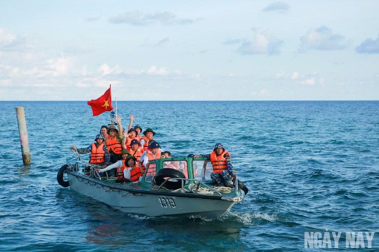 Hành trình của 100 nhà báo đến với Trường Sa ảnh 5