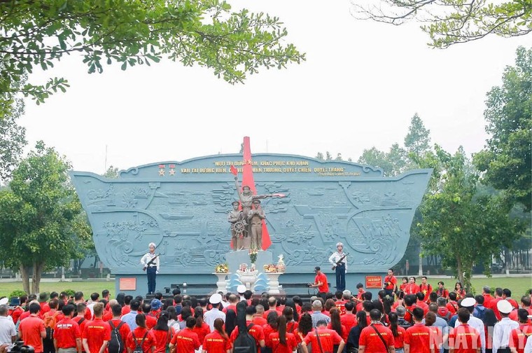 Hành trình của 100 nhà báo đến với Trường Sa ảnh 1