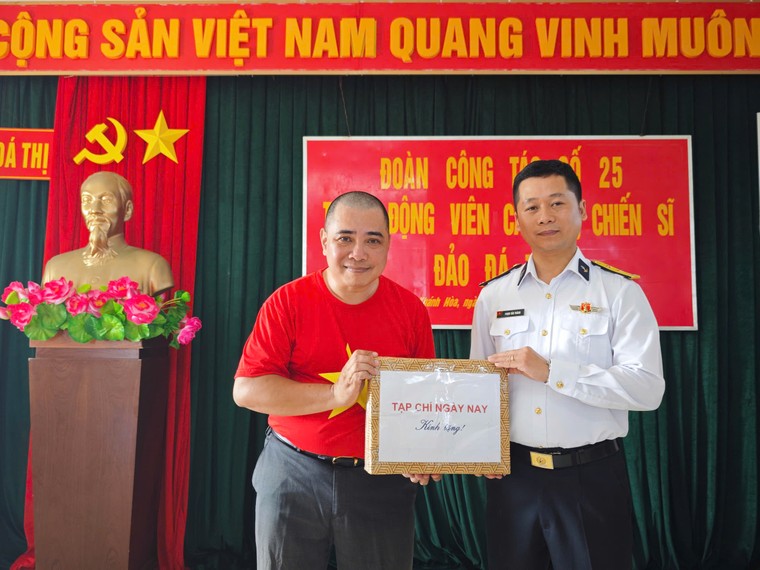 Hành trình của 100 nhà báo đến với Trường Sa ảnh 20