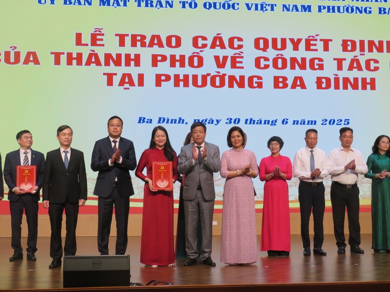 Hà Nội: Trao quyết định công tác cán bộ phường Ba Đình, Ngọc Hà, Giảng Võ ảnh 2