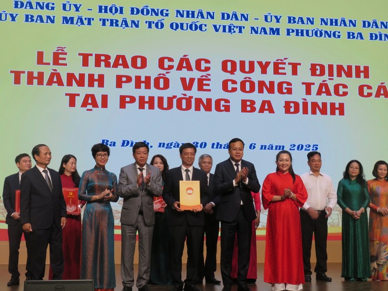 Hà Nội: Trao quyết định công tác cán bộ phường Ba Đình, Ngọc Hà, Giảng Võ ảnh 3