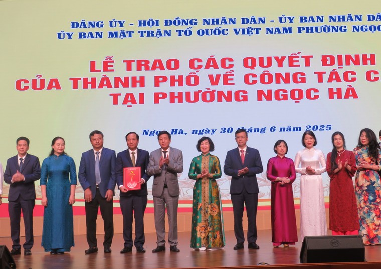 Hà Nội: Trao quyết định công tác cán bộ phường Ba Đình, Ngọc Hà, Giảng Võ ảnh 5