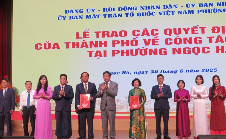 Hà Nội: Trao quyết định công tác cán bộ phường Ba Đình, Ngọc Hà, Giảng Võ ảnh 4