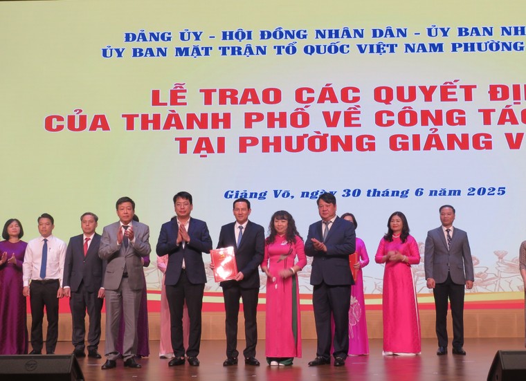 Hà Nội: Trao quyết định công tác cán bộ phường Ba Đình, Ngọc Hà, Giảng Võ ảnh 7