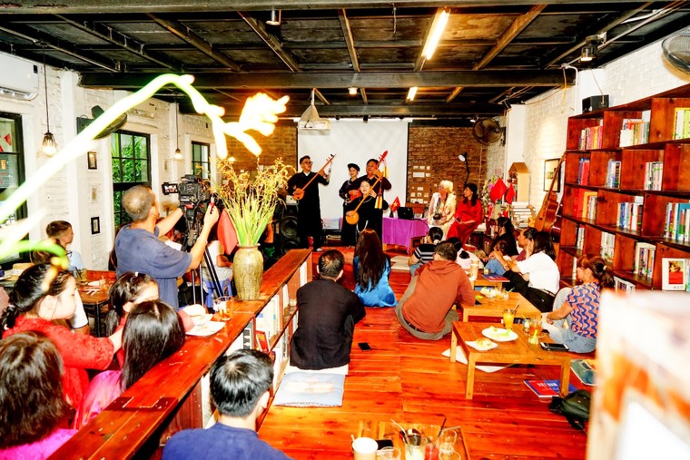 Ra mắt sách "Việt Nam - Hành trình ký ức": Giao lưu văn hóa Việt-Pháp ảnh 1