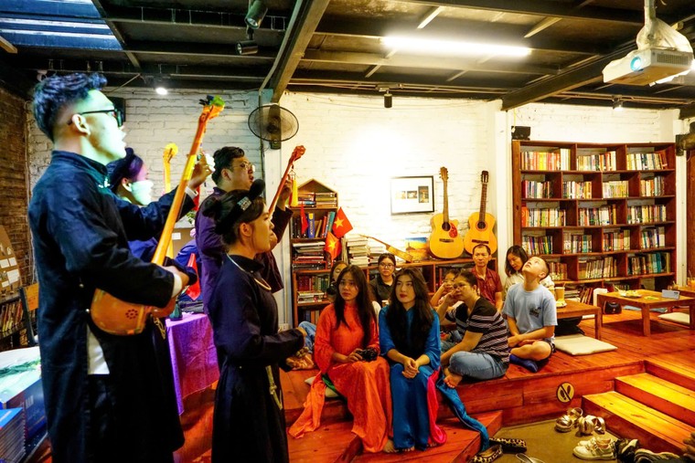 Ra mắt sách "Việt Nam - Hành trình ký ức": Giao lưu văn hóa Việt-Pháp ảnh 2