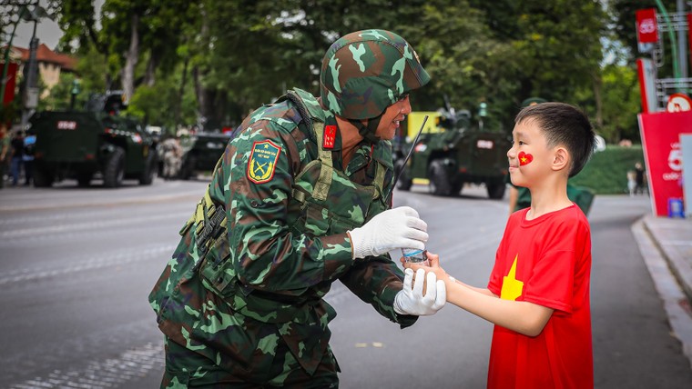 Hơn 1 triệu sản phẩm TH tiếp sức người dân và lực lượng diễu binh diễu hành ảnh 3