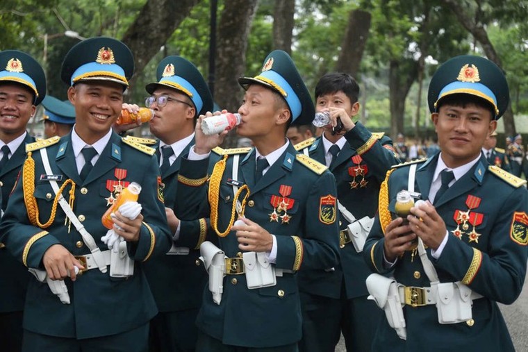 Hơn 1 triệu sản phẩm TH tiếp sức người dân và lực lượng diễu binh diễu hành ảnh 6