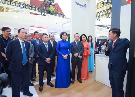 Nhận quà khi check-in gian hàng VietinBank tại Triển lãm thành tựu đất nước ảnh 1