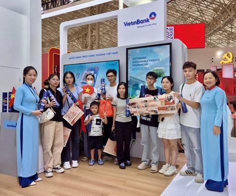 Nhận quà khi check-in gian hàng VietinBank tại Triển lãm thành tựu đất nước ảnh 2