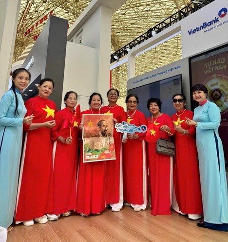 Nhận quà khi check-in gian hàng VietinBank tại Triển lãm thành tựu đất nước ảnh 3