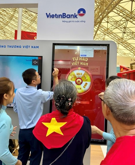 Nhận quà khi check-in gian hàng VietinBank tại Triển lãm thành tựu đất nước ảnh 4