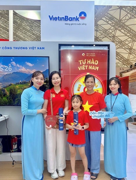 Nhận quà khi check-in gian hàng VietinBank tại Triển lãm thành tựu đất nước ảnh 6