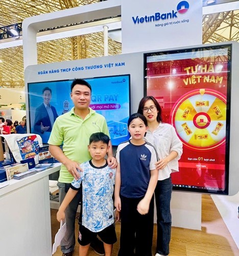 Nhận quà khi check-in gian hàng VietinBank tại Triển lãm thành tựu đất nước ảnh 7