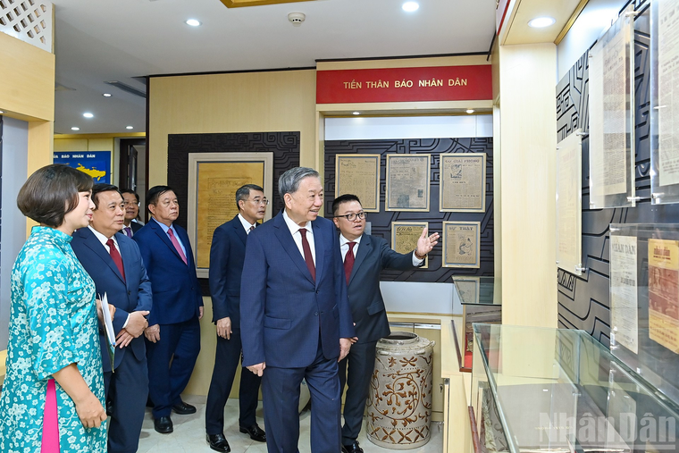 [Ảnh] Tổng Bí thư Tô Lâm dự Lễ ra mắt Trang thông tin điện tử chuyên đề Đảng Cộng sản Việt Nam-Đại hội XIV ảnh 3