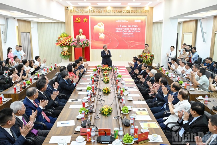 [Ảnh] Tổng Bí thư Tô Lâm dự Lễ ra mắt Trang thông tin điện tử chuyên đề Đảng Cộng sản Việt Nam-Đại hội XIV ảnh 7