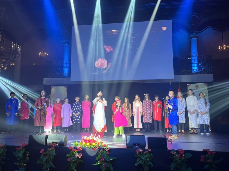 Việt Nam kỷ niệm 80 năm Quốc khánh tại Paris: Từ lịch sử hào hùng đến khát vọng đóng góp cho thế giới hòa bình ảnh 6