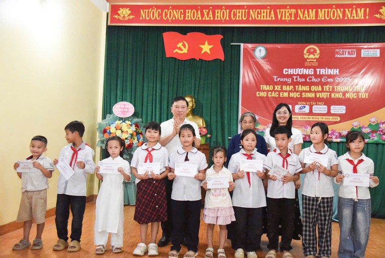 Hơn 300 suất quà Trung thu ý nghĩa đến tay học sinh nghèo vượt khó ảnh 8