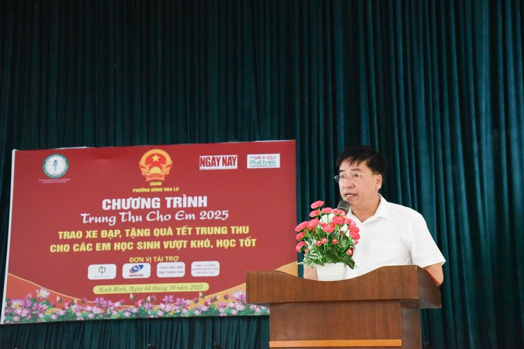 Hơn 300 suất quà Trung thu ý nghĩa đến tay học sinh nghèo vượt khó ảnh 4