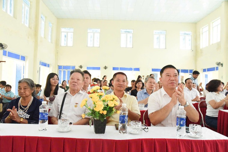 Hơn 300 suất quà Trung thu ý nghĩa đến tay học sinh nghèo vượt khó ảnh 2