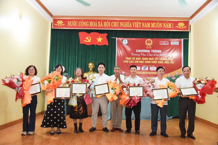 Hơn 300 suất quà Trung thu ý nghĩa đến tay học sinh nghèo vượt khó ảnh 13