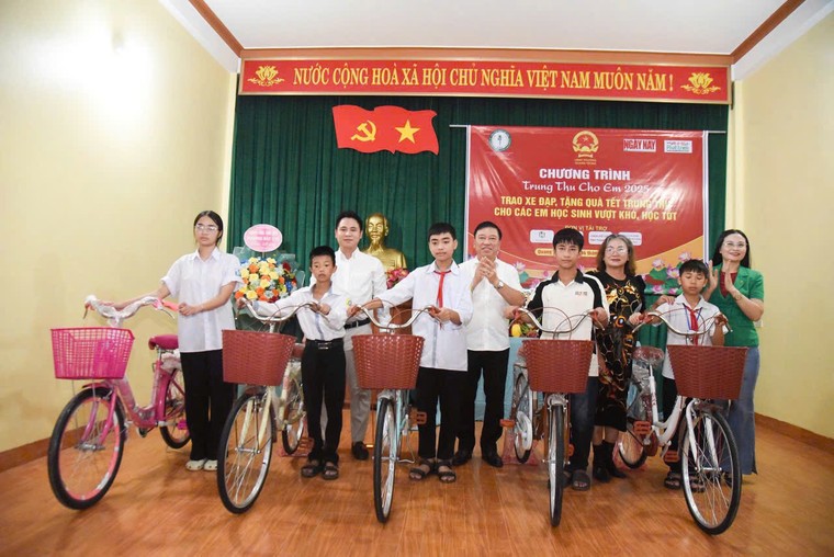 Hơn 300 suất quà Trung thu ý nghĩa đến tay học sinh nghèo vượt khó ảnh 7