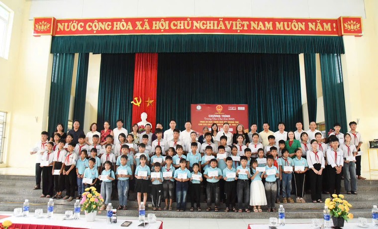 Hơn 300 suất quà Trung thu ý nghĩa đến tay học sinh nghèo vượt khó ảnh 9