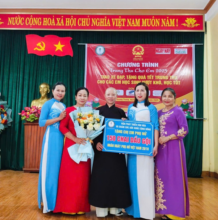 Hơn 300 suất quà Trung thu ý nghĩa đến tay học sinh nghèo vượt khó ảnh 12