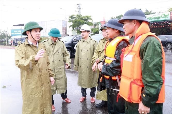 Chính quyền địa phương cùng các lực lượng căng mình sơ tán dân và cứu nạn ảnh 11