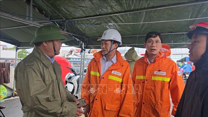 Chính quyền địa phương cùng các lực lượng căng mình sơ tán dân và cứu nạn ảnh 2