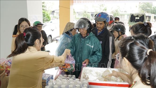 Chính quyền địa phương cùng các lực lượng căng mình sơ tán dân và cứu nạn ảnh 3