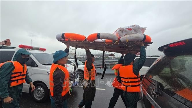 Chính quyền địa phương cùng các lực lượng căng mình sơ tán dân và cứu nạn ảnh 5