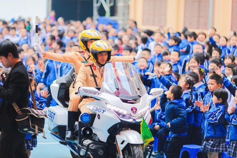 Nữ chiến sĩ CSGT Thủ đô truyền cảm hứng về an toàn giao thông cho học sinh Nguyễn Siêu ảnh 8