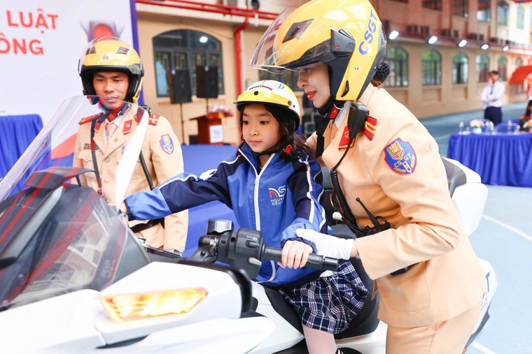 Nữ chiến sĩ CSGT Thủ đô truyền cảm hứng về an toàn giao thông cho học sinh Nguyễn Siêu ảnh 9