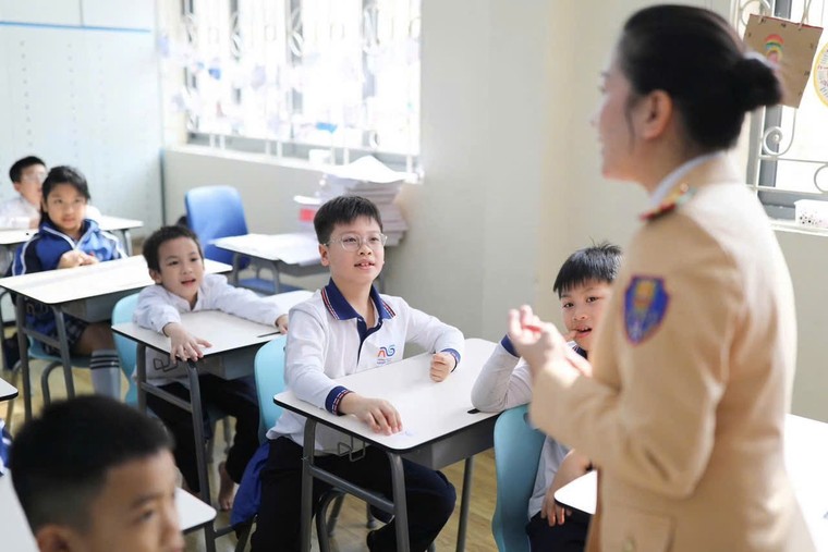 Nữ chiến sĩ CSGT Thủ đô truyền cảm hứng về an toàn giao thông cho học sinh Nguyễn Siêu ảnh 3