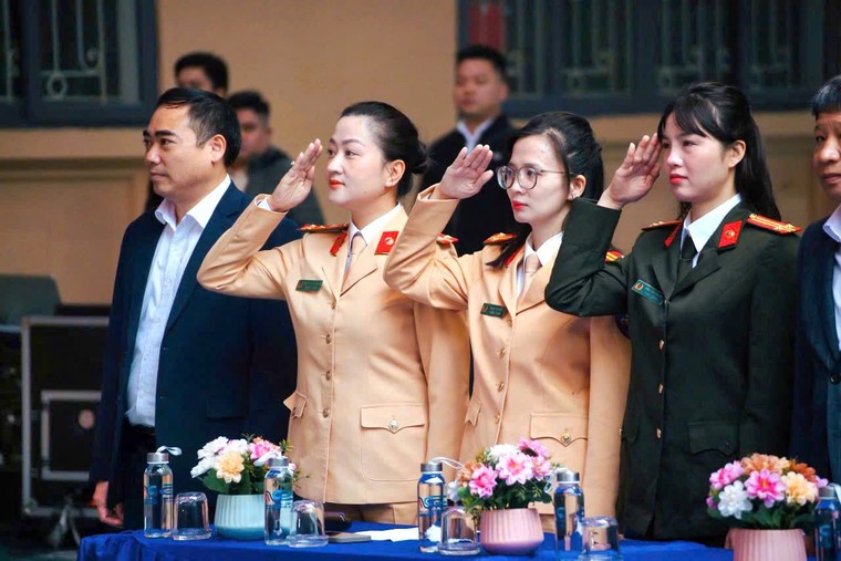 Nữ chiến sĩ CSGT Thủ đô truyền cảm hứng về an toàn giao thông cho học sinh Nguyễn Siêu ảnh 1