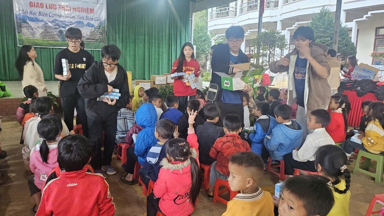 Chương trình thiện nguyện "Tiết học biên cương - Thắm tình biên giới" giàu ý nghĩa tại Chiềng On, Sơn La ảnh 14