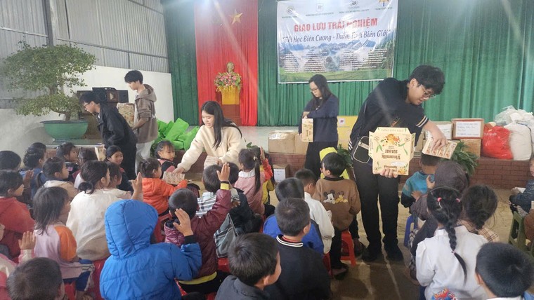 Chương trình thiện nguyện "Tiết học biên cương - Thắm tình biên giới" giàu ý nghĩa tại Chiềng On, Sơn La ảnh 13