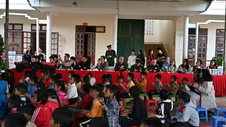 Chương trình thiện nguyện "Tiết học biên cương - Thắm tình biên giới" giàu ý nghĩa tại Chiềng On, Sơn La ảnh 16